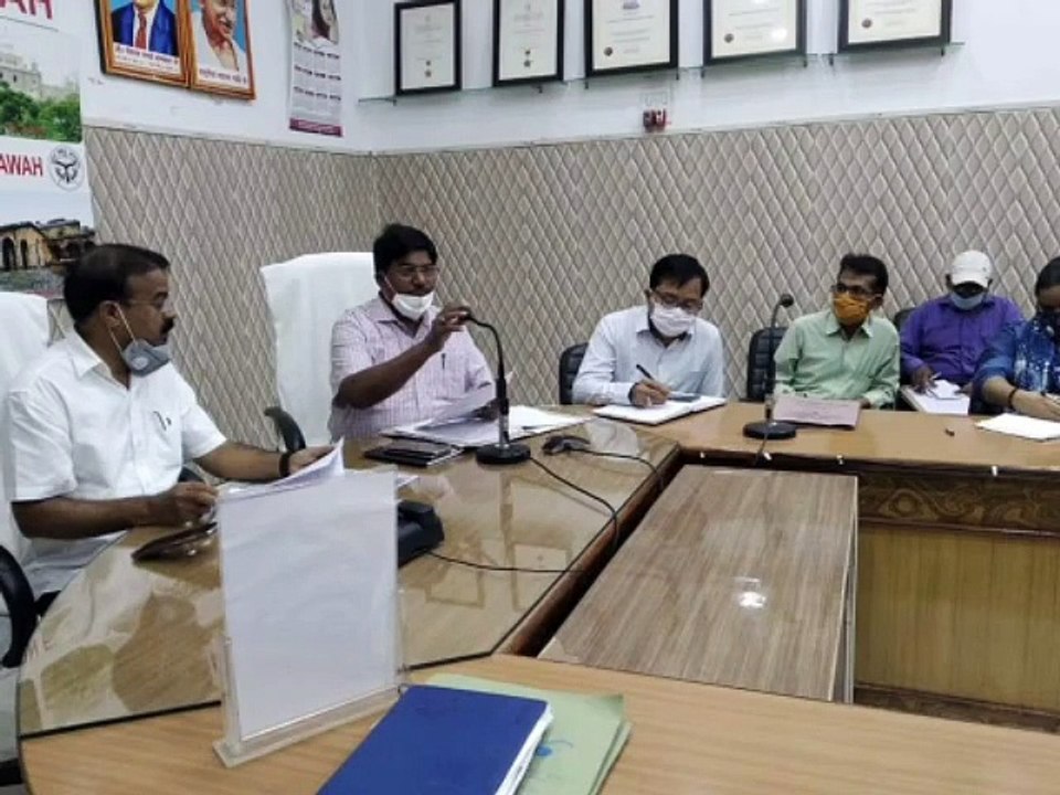 इटावा: जिलाधिकारी ने बाढ़ से संबंधित अधिकारियों के साथ की मीटिंग