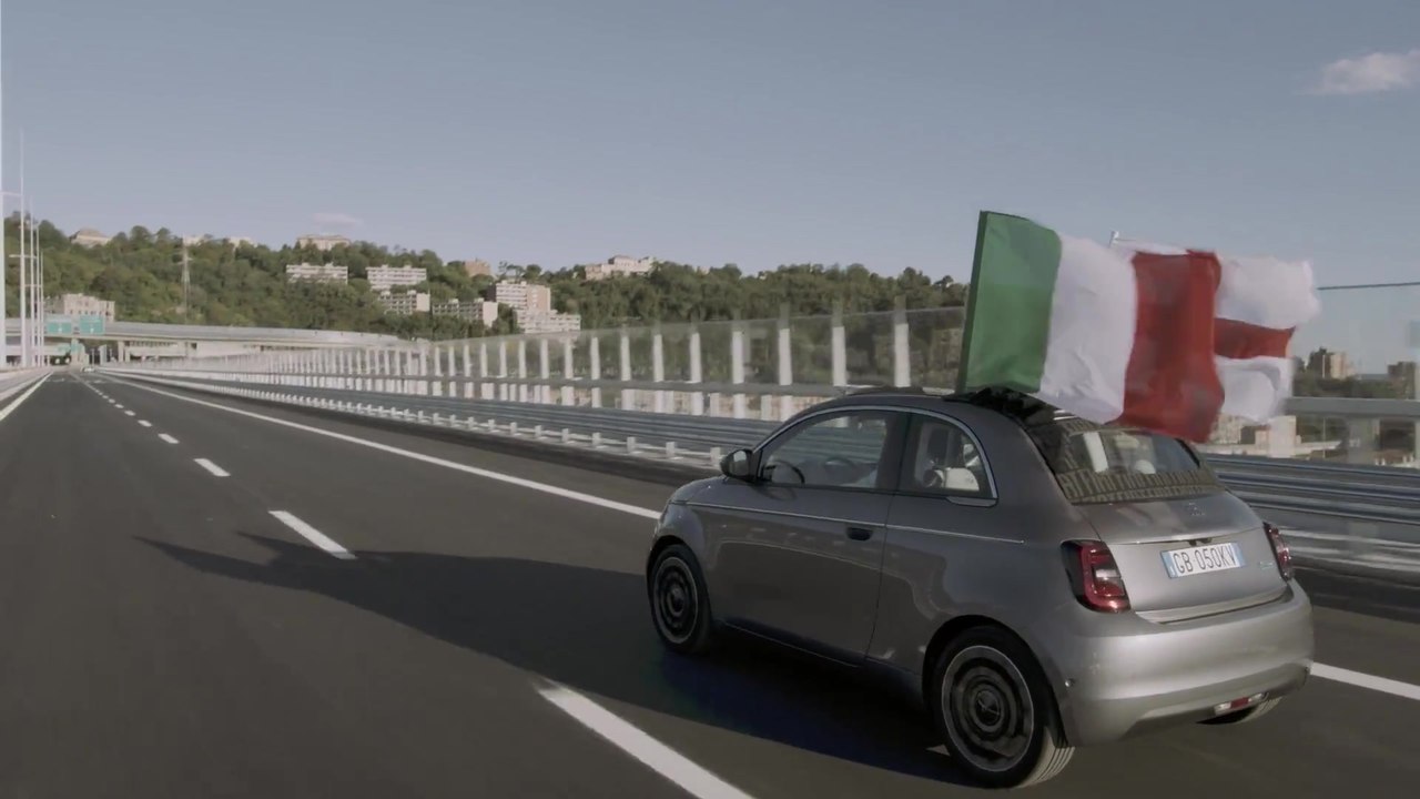 Elektrisch angetriebener Fiat 500 überquert die neue Autobahnbrücke in Genua