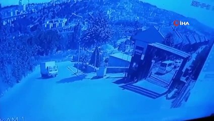 Rampayı çıkamayan kamyonet geriye doğru kayarak böyle devrildi