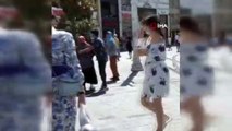 Taksim’de iki dilenci kadın birbirine girdi...Kavga anı kamerada