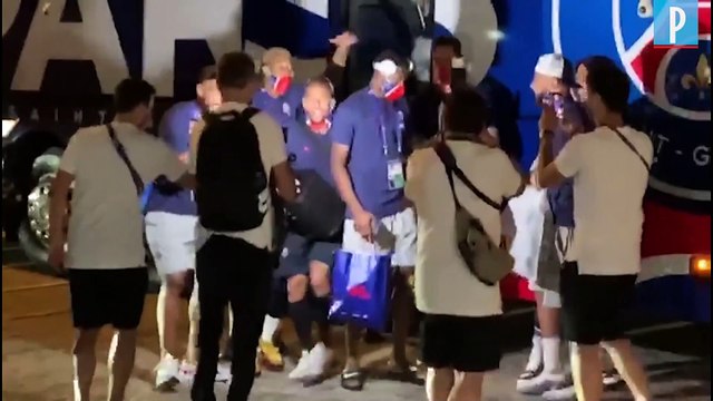 Ligue des champions : les joueurs du PSG fêtent la qualification en finale avec les supporters