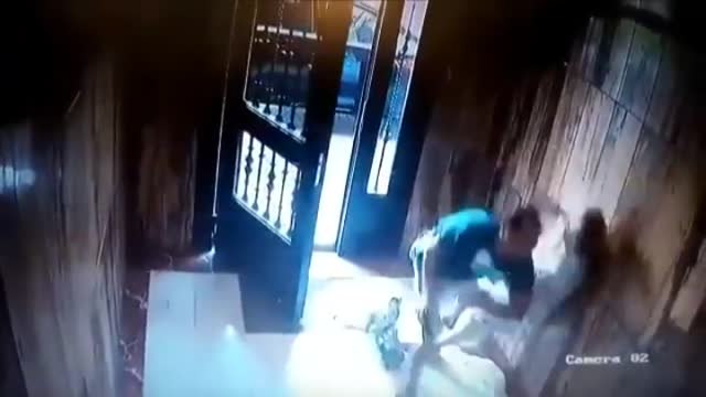 Brutal agresión a una anciana en Valencia durante un asalto en el portal