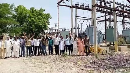 Video: किसानों ने किया डिस्कॉम कार्यालय का घेराव, मंत्री के आश्वासन के बाद माने किसान