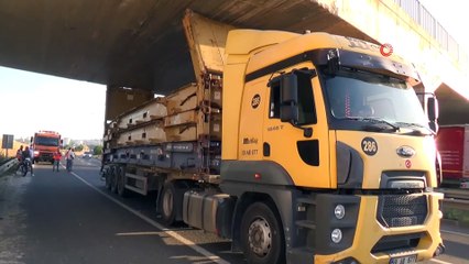 İş makinesi yüklü tır köprüye sıkıştı