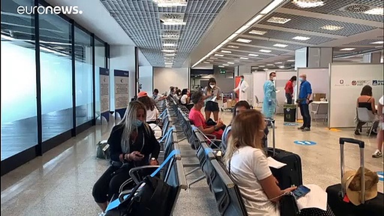 A l'aéroport Fiumicino de Rome, des tests de dépistage Covid-19  pour les voyageurs