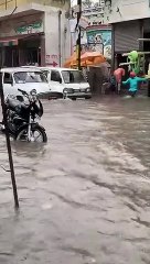 बिजनौर में बरसात के पानी से सड़कों बनी तालाब, राहगीर परेशान