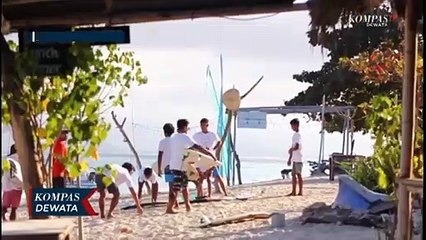 Keren!, Para Surfer Mengadakaan Upacara Bendera Di Tengah Laut