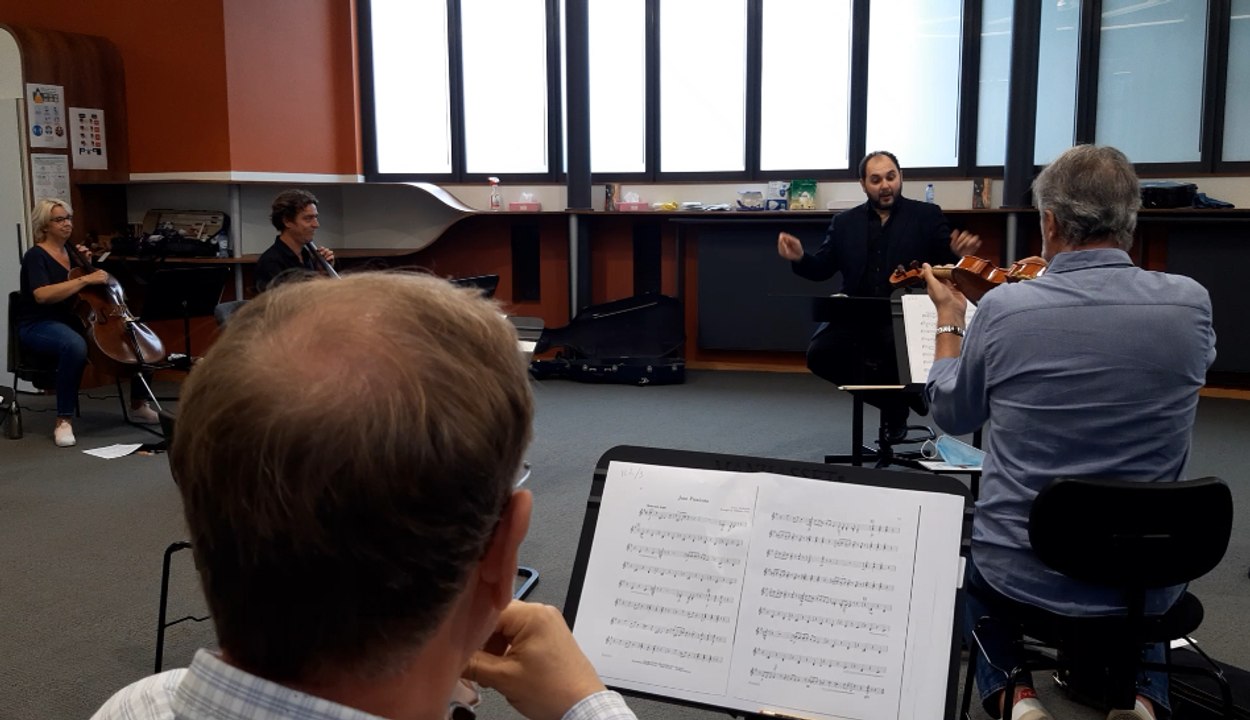 Mons - Le nouveau chef de l'orchestre royal de chambre de Wallonie, Vahan Mardirossian, peut enfin répéter avec ses musiciens. Ils interprètent "Jazz Pizzicato", de Leroy Anderson
