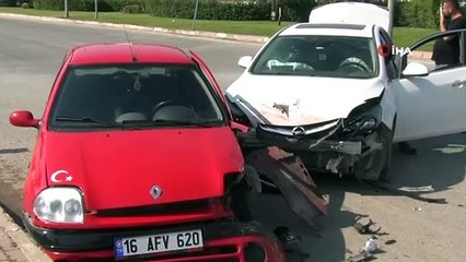 Kontrolden çıkan otomobil araca çarptı, yol kenarındaki bankete çarparak durabildiler: 2 yaralı