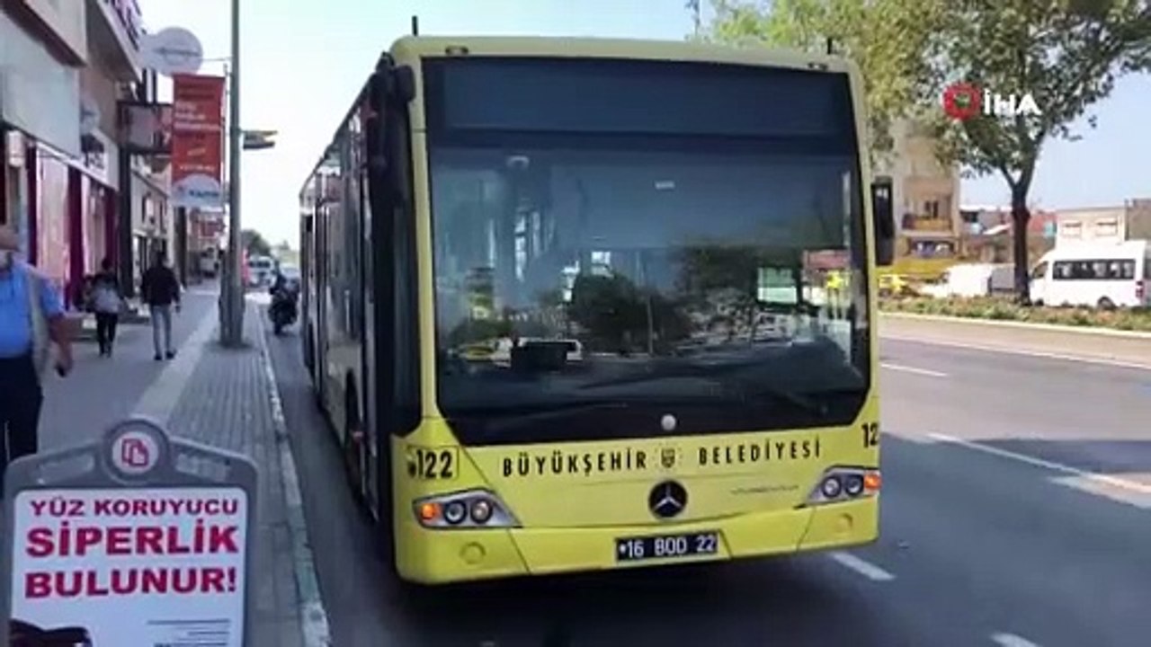 Seyir halindeki otobüste maske kavgası