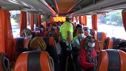 Denetimi görünce kağıt havludan maske yaptı