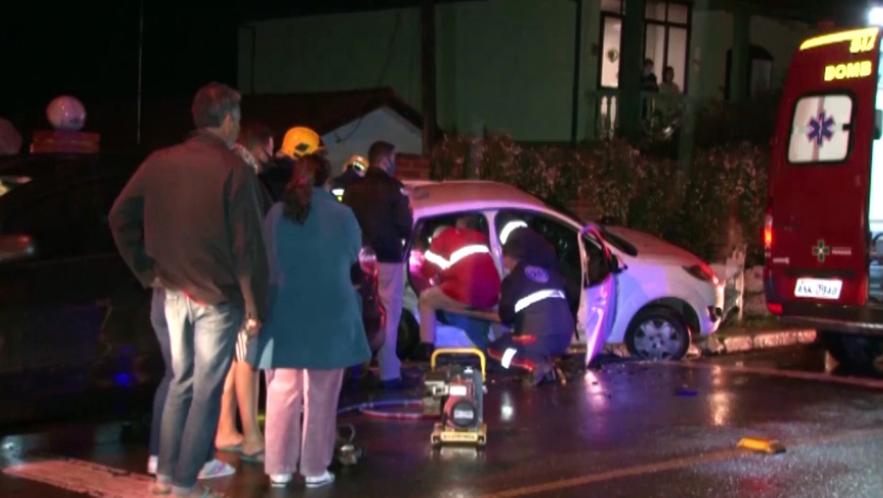 Vítimas ficam presas às ferragens após grave colisão em Curitiba