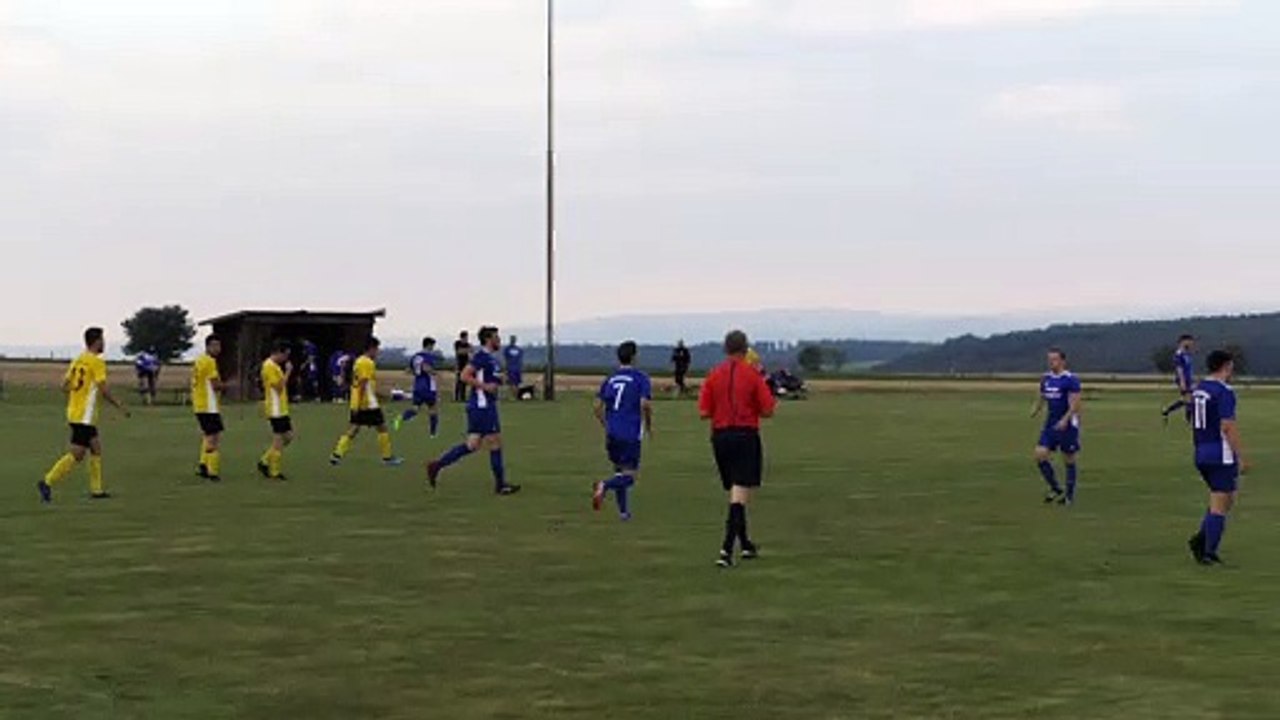 Elfmeter von Malte Büermann (Sattenhausen) gegen den RSV Göttingen 05 II