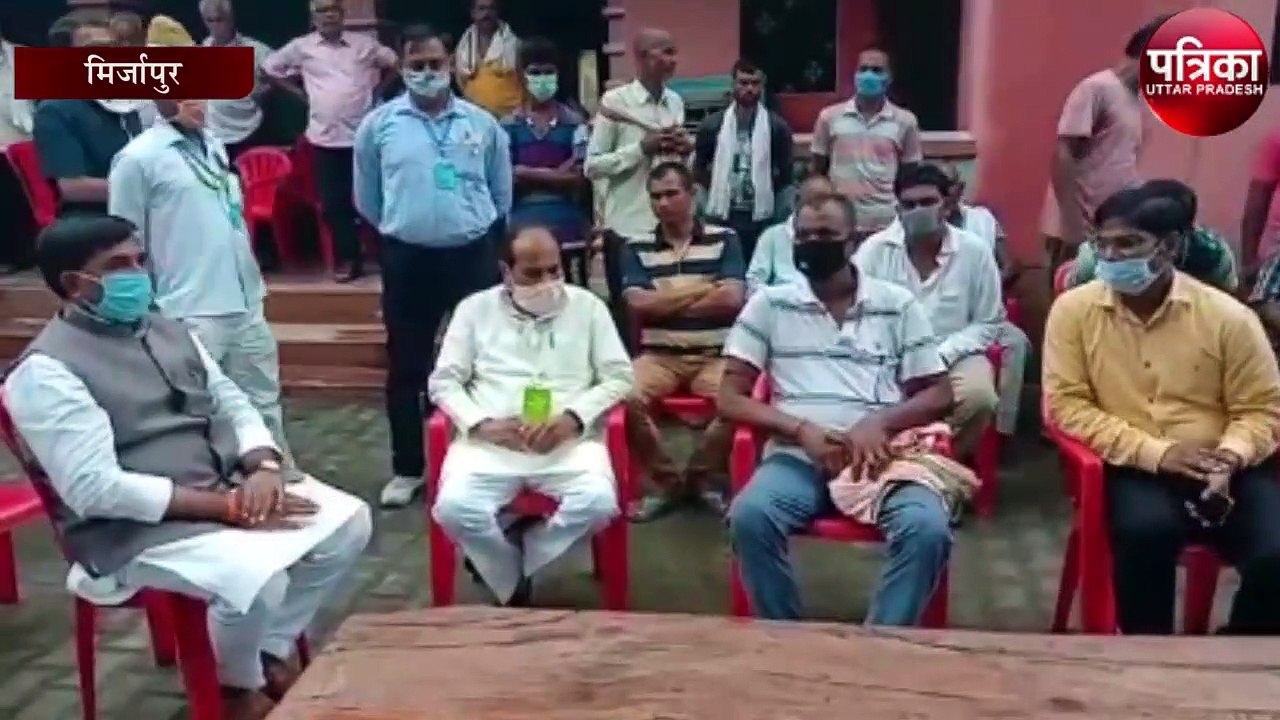 शहीद सेना के जवान रवि सिंह के घर पहुचे जिले के प्रभारी मंत्री दारा सिंह चौहान