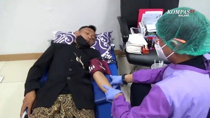 Donor Darah Kenakan Baju Adat