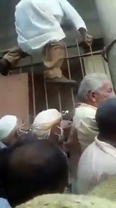 تيارت هذا ما فعله احد الشيوخ للدخول الى مركز البريد لياخذ راتبه الشهري