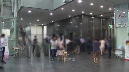 서울시청 근무 공무원 첫 확진...본관 폐쇄·방역 / YTN
