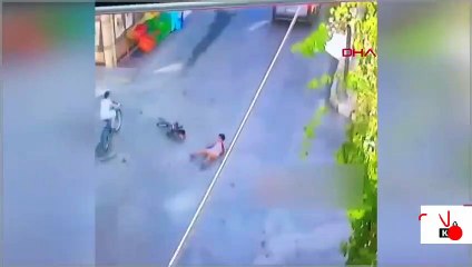 Bisikletle çarptığı aracın altında kalmaktan son anda kurtuldu | Video
