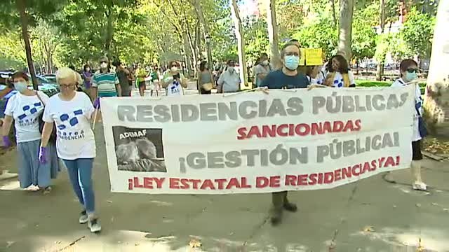 La Marea de Residencias se concentra para pedir la dimisión de Ayuso