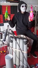 Percussions avec deux poulets en caoutchouc