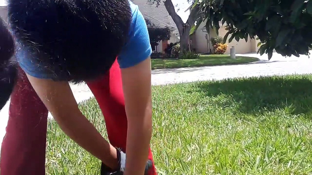 Open coconut with Garden Hoe  / Abrindo coco com enxada