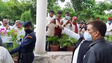 कार्यकर्ताओं से मिले पूर्व मुख्यमंत्री अखिलेश यादव