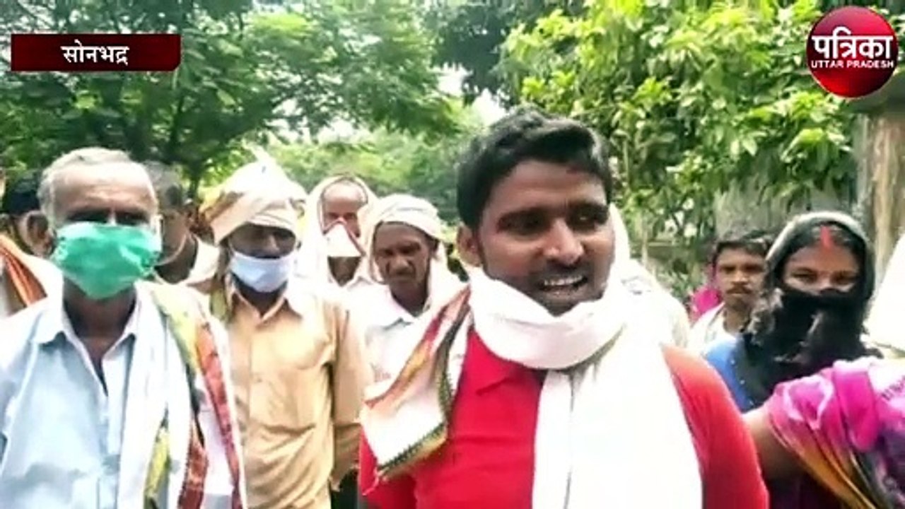 खाद के लिए किसान हो रहे है हलकान, भीड़ के कारण सोशल डिस्टेंसिंग की उड़ रही है धज्जियां