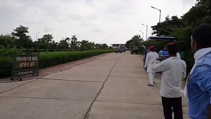सफारी पार्क का लुत्फ उठाने पहुंचे पूर्व मुख्यमंत्री अखिलेश यादव