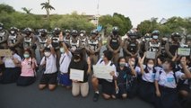 El desafío de los estudiantes en Tailandia llega a los patios de los colegios