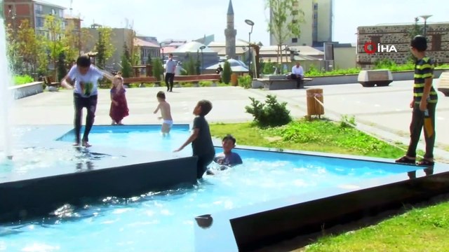 Sıcaktan bunalan çocuklar süs havuzunda serinledi