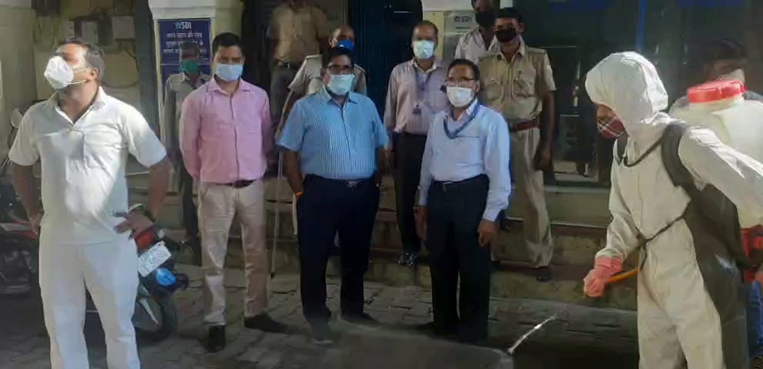 बैंक में कर्मचारी और अधिकारी समेत 10 लोग निकले...