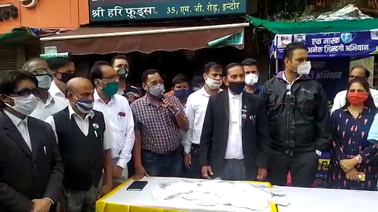 इंदौर में वकीलों ने बांटे मास्क, एक मास्क अनेक जिंदगी अभियान से जुड़े