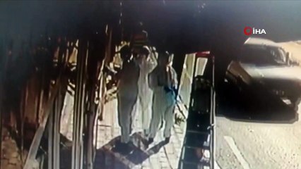 Karantinadan kaçıp dükkana gelen çiğköftecinin yakalandığı anlar kamerada