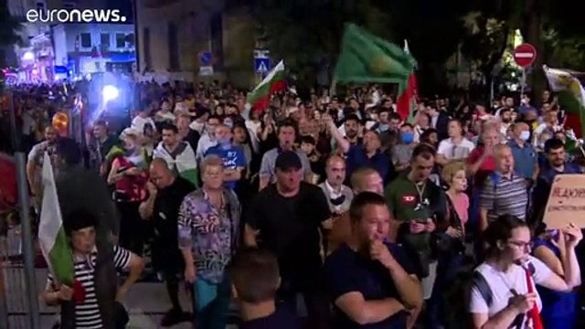 Sofia: 42° giorno di proteste, uova e pomodori lanciati contro il ministero degli Interni
