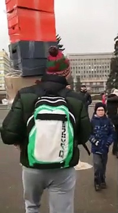 Blague avec une pile de cartons