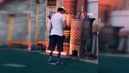 Ayasofya Camii'nde protez ayaklarıyla namaz kılan gencin görüntüsü duygulandırdı