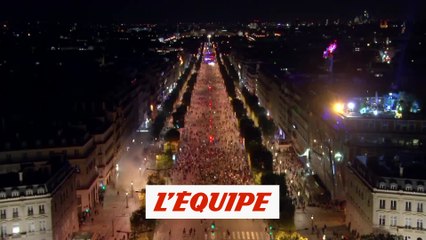 Download Video: Sur les Champs-Élysées, les supporters en ordre dispersé - Foot - C1 - PSG