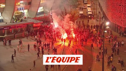 Les supporters quittent quand même le Parc des Princes en chantant - Foot - C1 - PSG