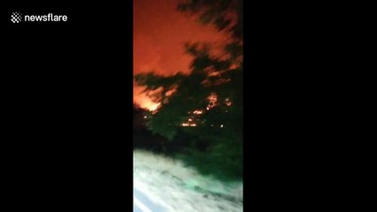 Descargar video: House engulfed by flames as California wildfires spread during heatwave