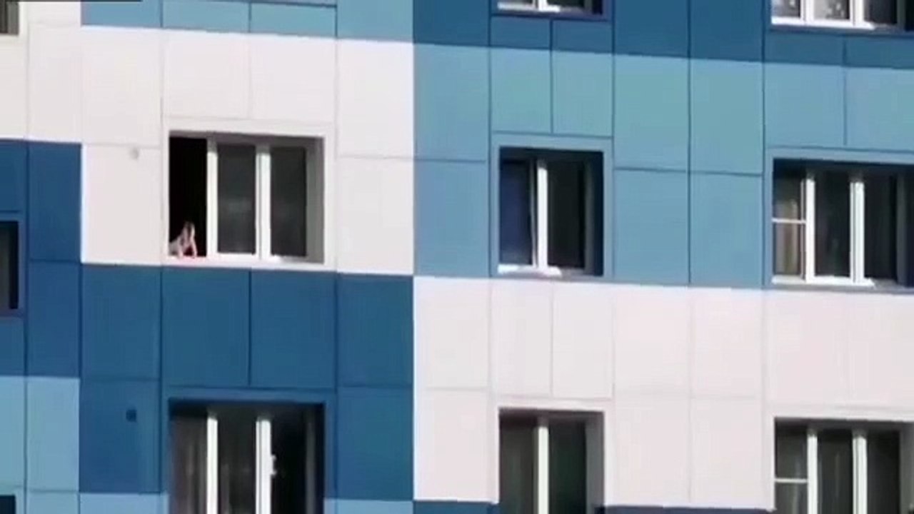 Des pompiers sauvent un bébé qui marche sur le rebord de fenetre d'un appartement (Russie)