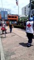 Paramédicos de Cruz Roja auxilian a comerciantes que mantienen huelga de hambre