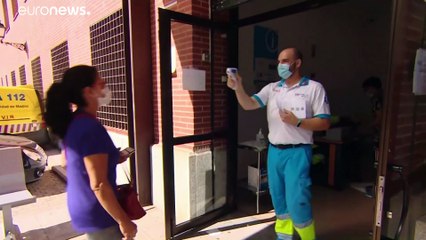 Mais testes e máscaras, à espera de uma vacina