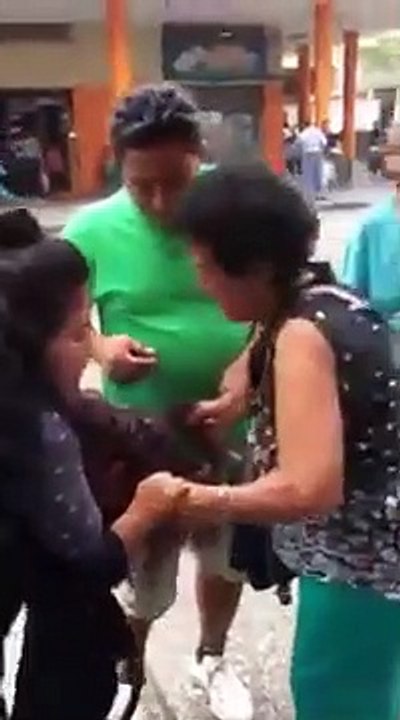 Pelea de ancianas en Peru--Fight of old women in Peru