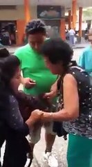Pelea de ancianas en Peru--Fight of old women in Peru