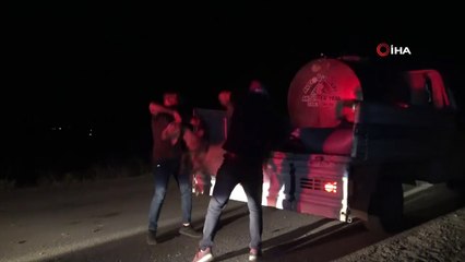 Yoldan geçmeye çalışan sürüye kamyonetin çarptı: 13 koyun telef oldu