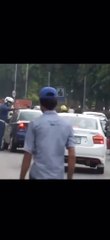 Pakistan traffic police officer is picking flage in the middle of road and kissing the flage must be appreciated