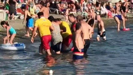 Denizde astım krizi geçiren 51 yaşındaki  kadın can kurtaranlar tarafından kurtarıldı