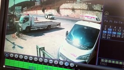 Lastiği patlayan minibüs devrildi: 1 ölü, 8 yaralı - SAKARYA