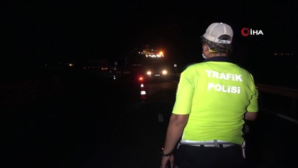 Tırdan düşen demirlere çarpan otomobil ters döndü; 3 yaralı