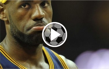 ¡Que alguien le enseñe a LeBron cómo atarse las zapatillas!